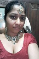 Office Girl in Sri Lanka Captures Naked Selfies