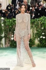Emily Ratajkowski, Revealing Dress