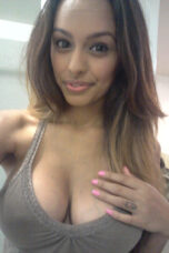 Gorgeous NRI Girl Shows off Her Boobs in Selfie